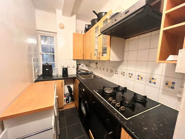 Flat Mundania Road in Greater London