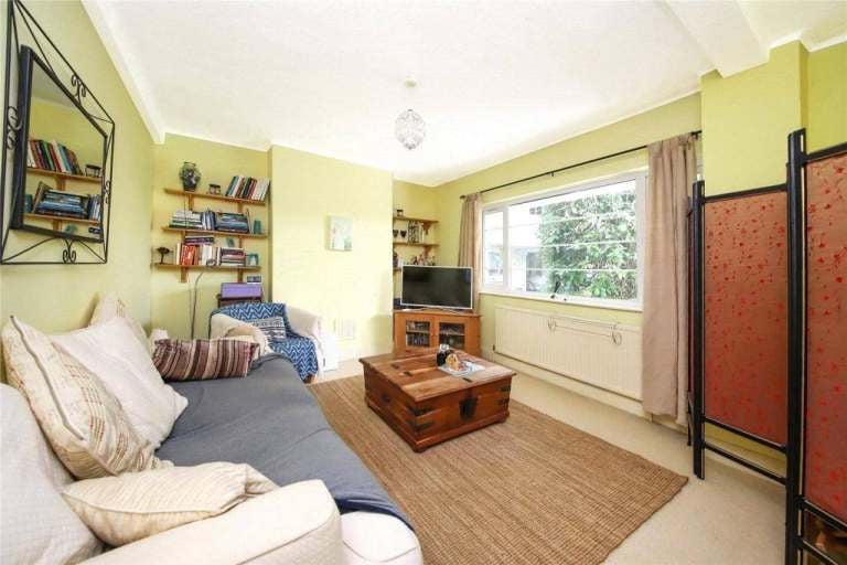 Flat Mundania Road in Greater London