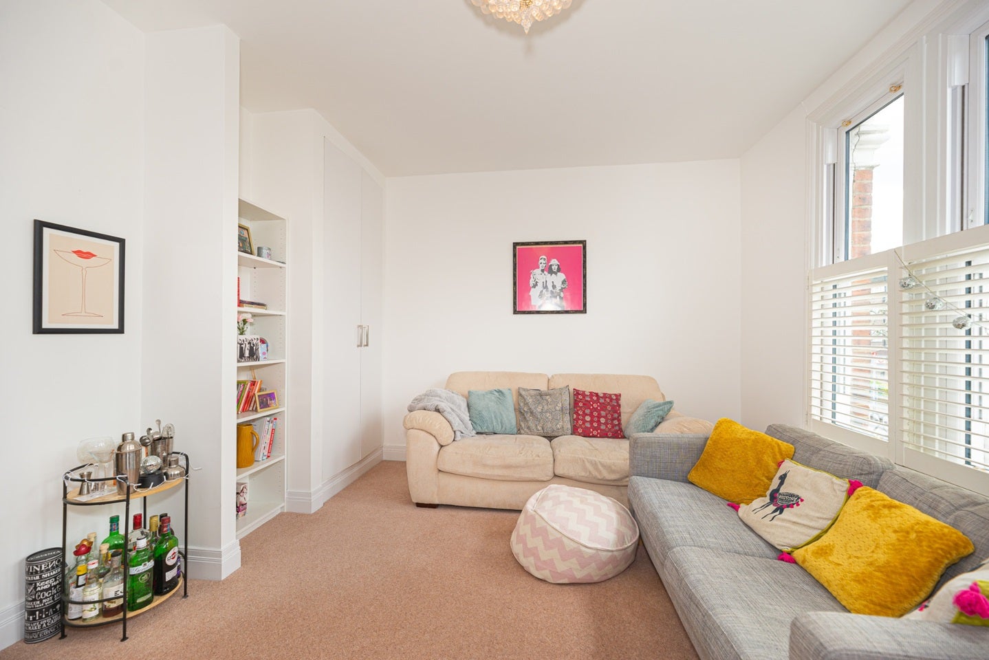 Flat Garratt Lane in Greater London