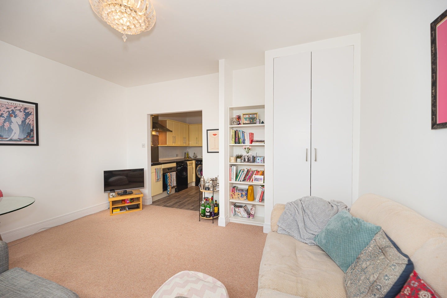 Flat Garratt Lane in Greater London