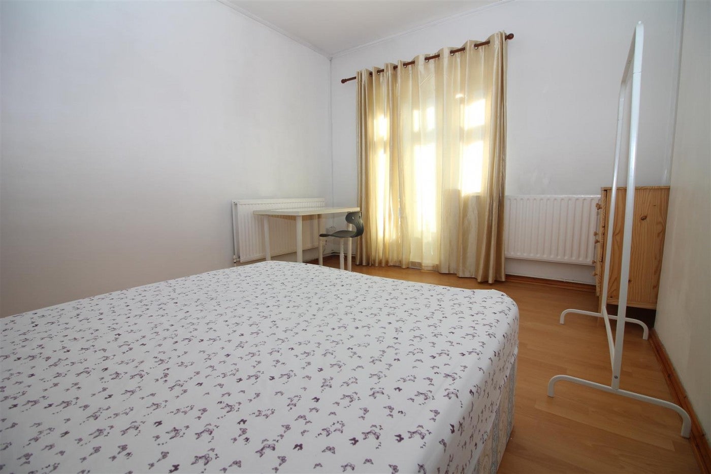Flat Wickford Street in Greater London
