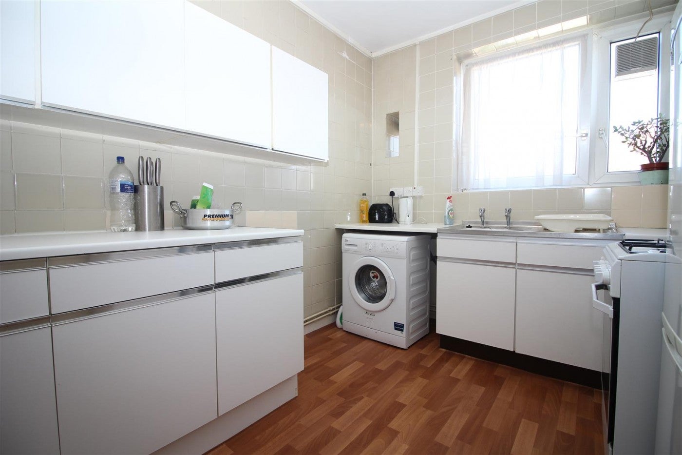Flat Wickford Street in Greater London