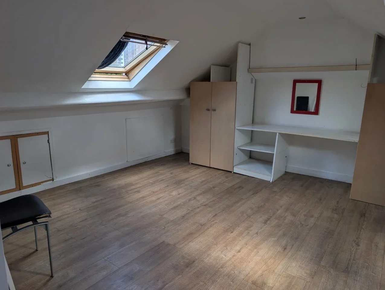 Room Kingston Road in Greater London
