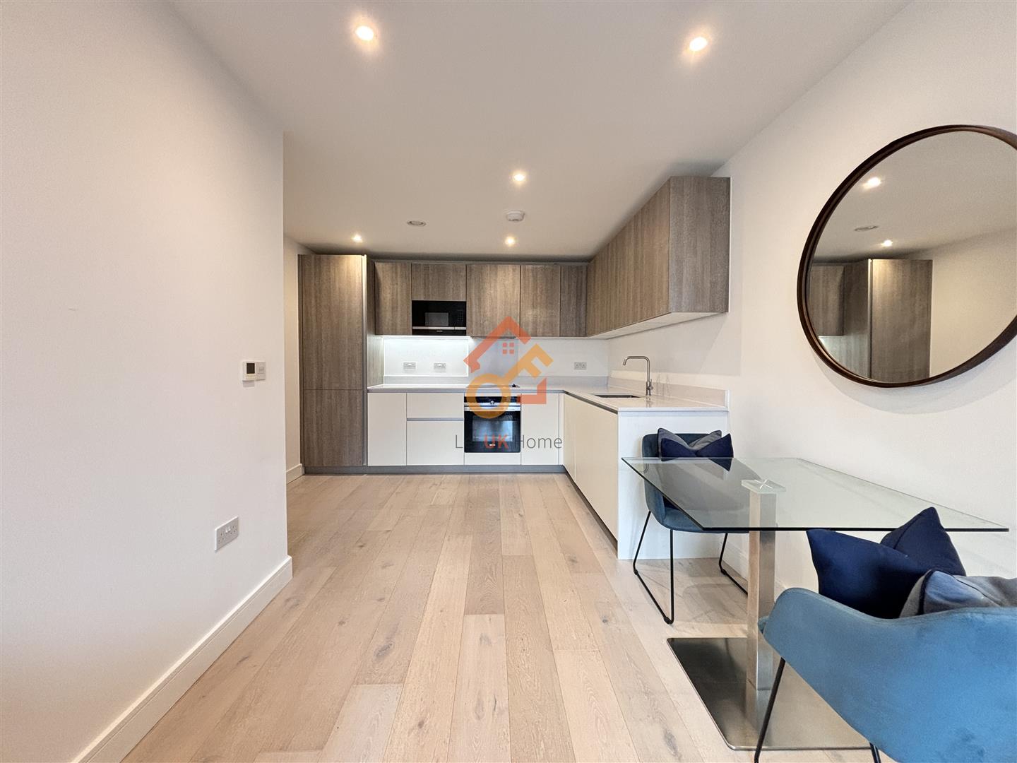 Flat Sinclair Road in Greater London