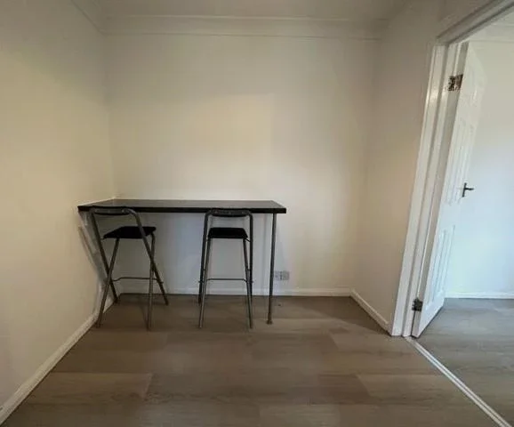 Flat Elmcourt Road in Greater London