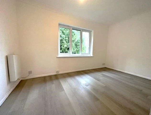 Flat Elmcourt Road in Greater London