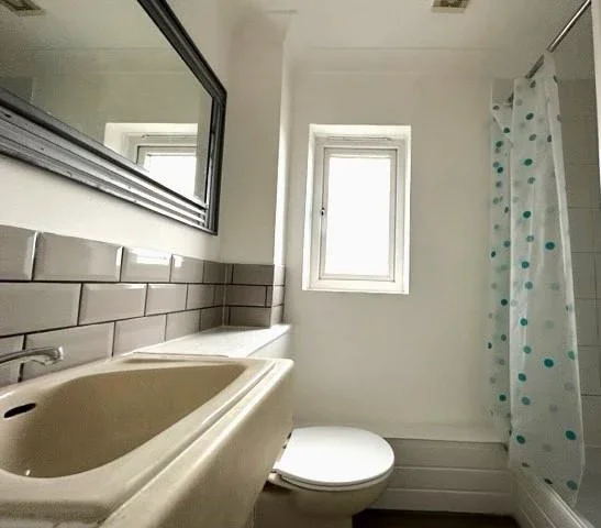 Flat Elmcourt Road in Greater London