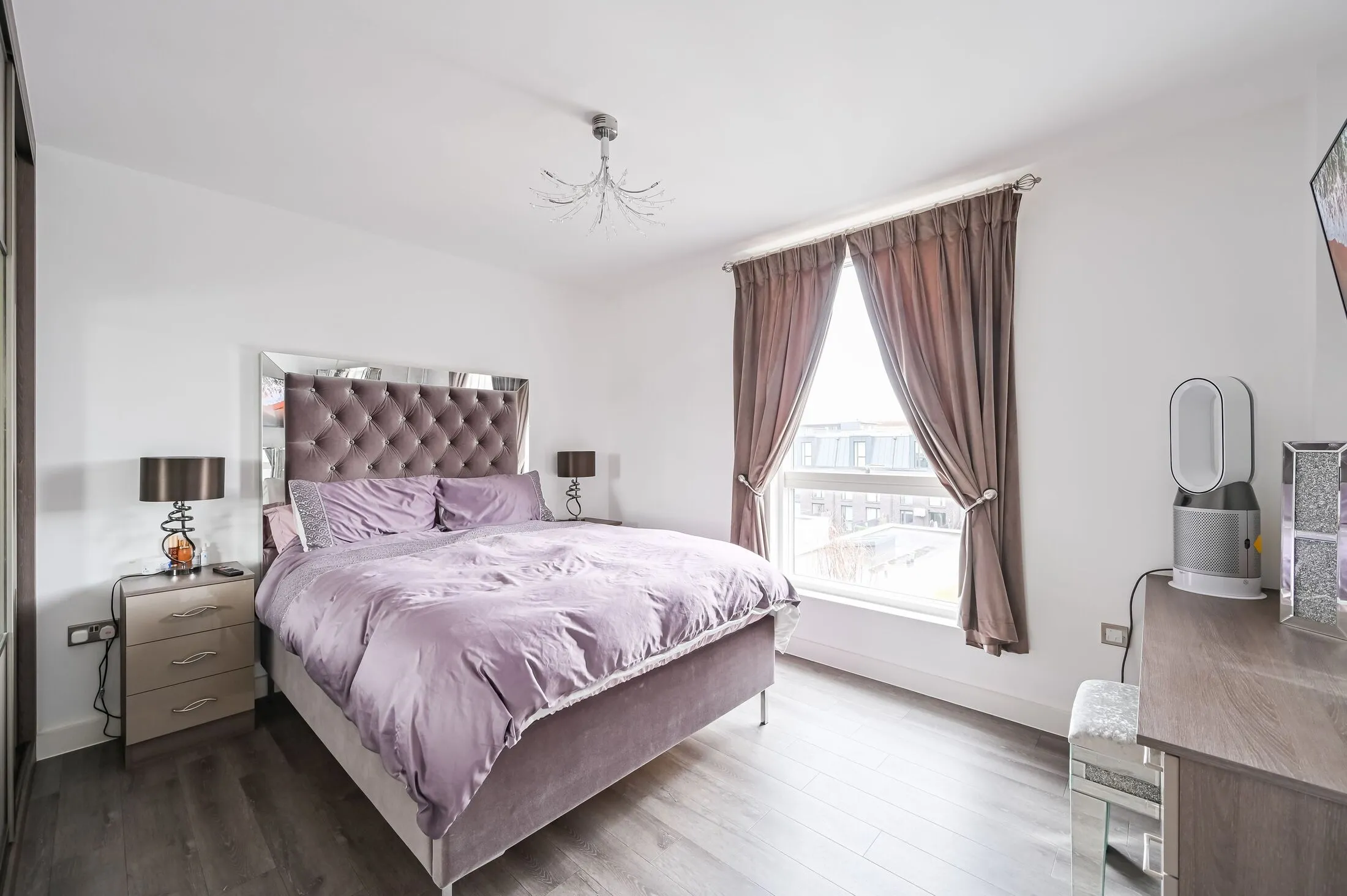Flat Honour Lea Avenue in Greater London