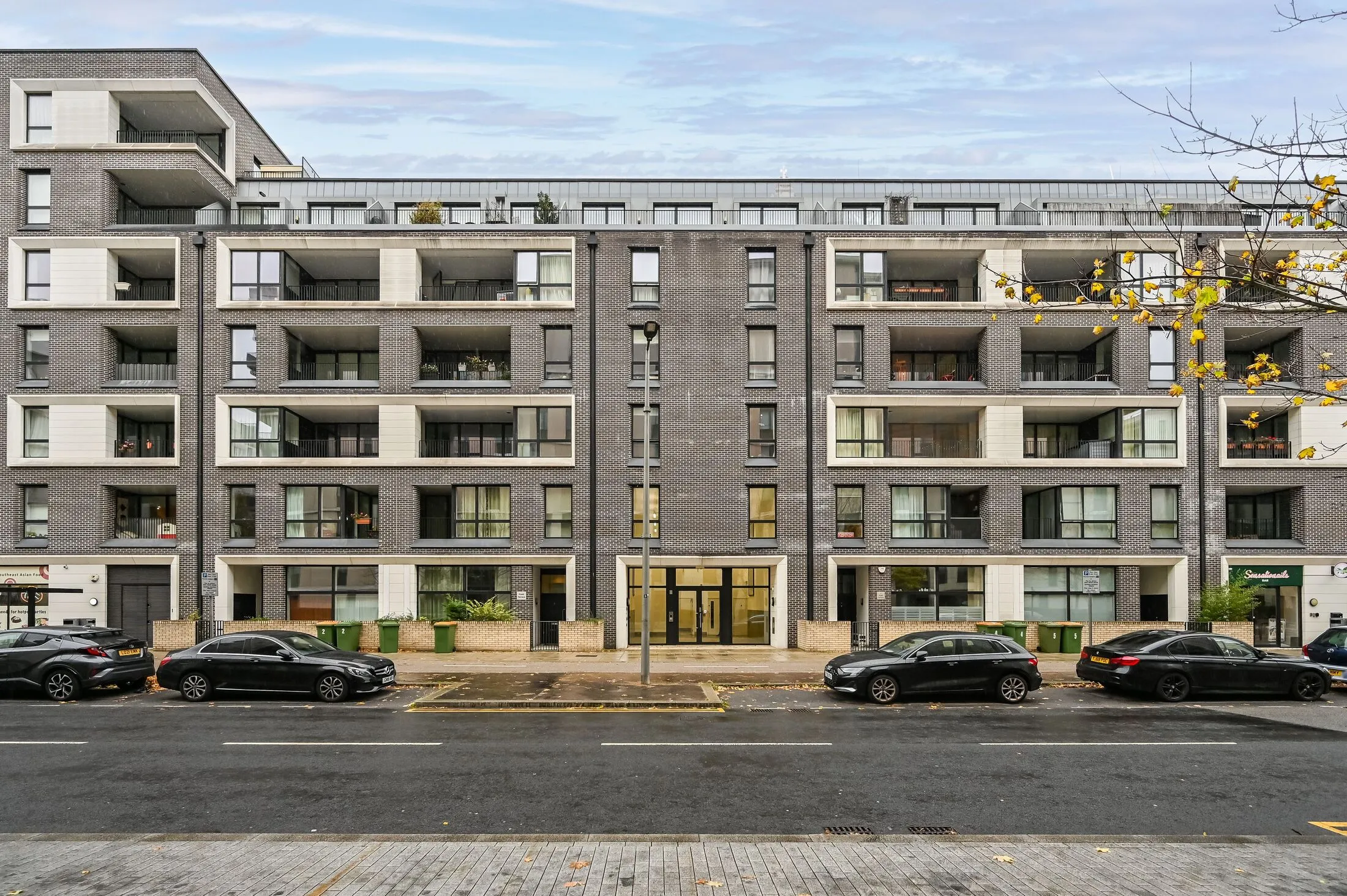 Flat Honour Lea Avenue in Greater London