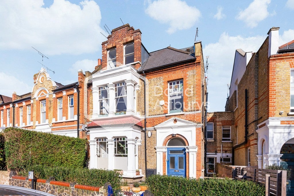 Flat Weston Park in Greater London