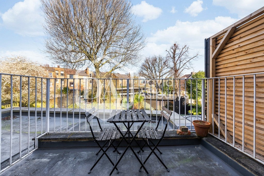 Flat Weston Park in Greater London