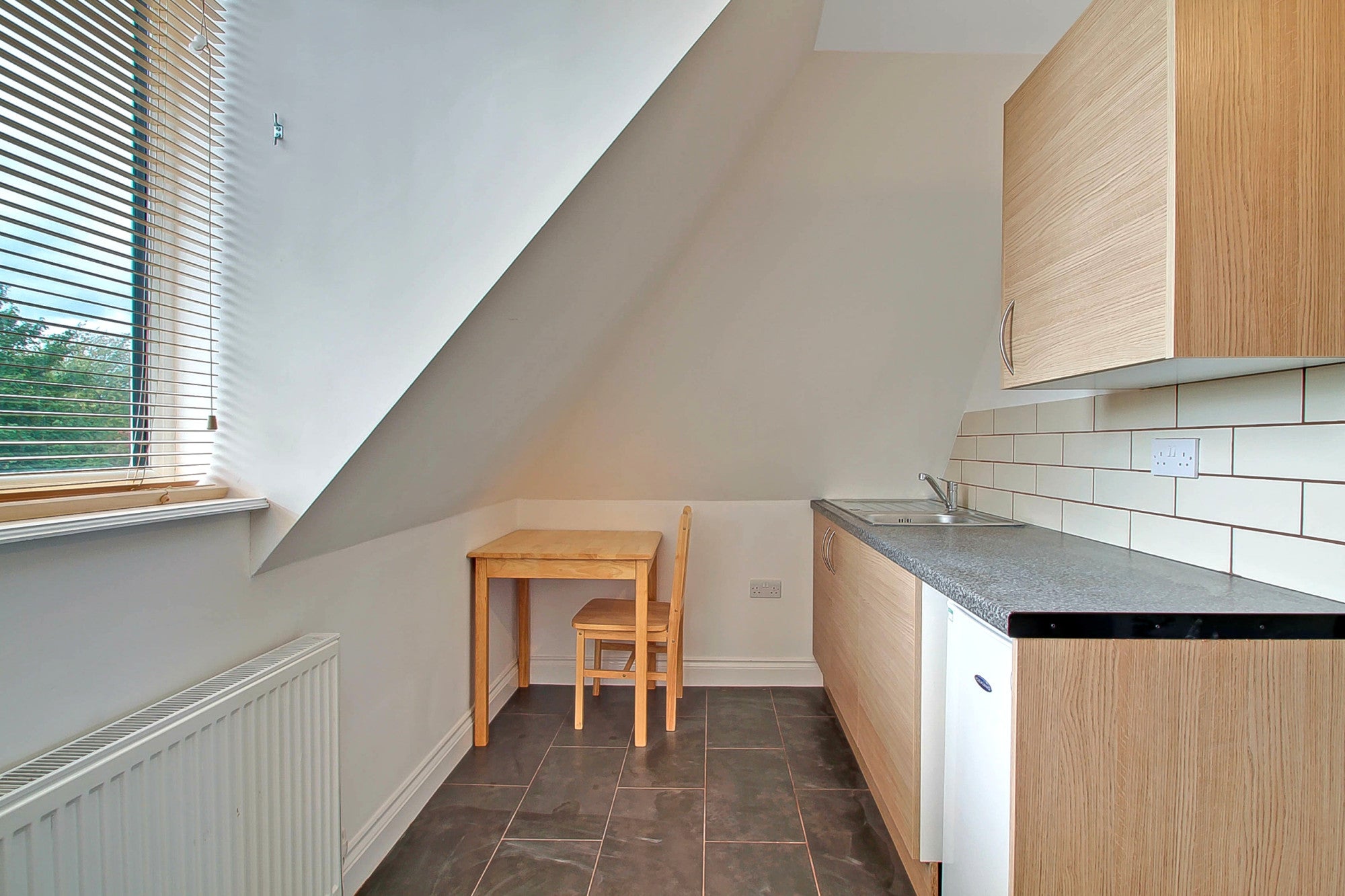 Room Ragstone Road in Slough