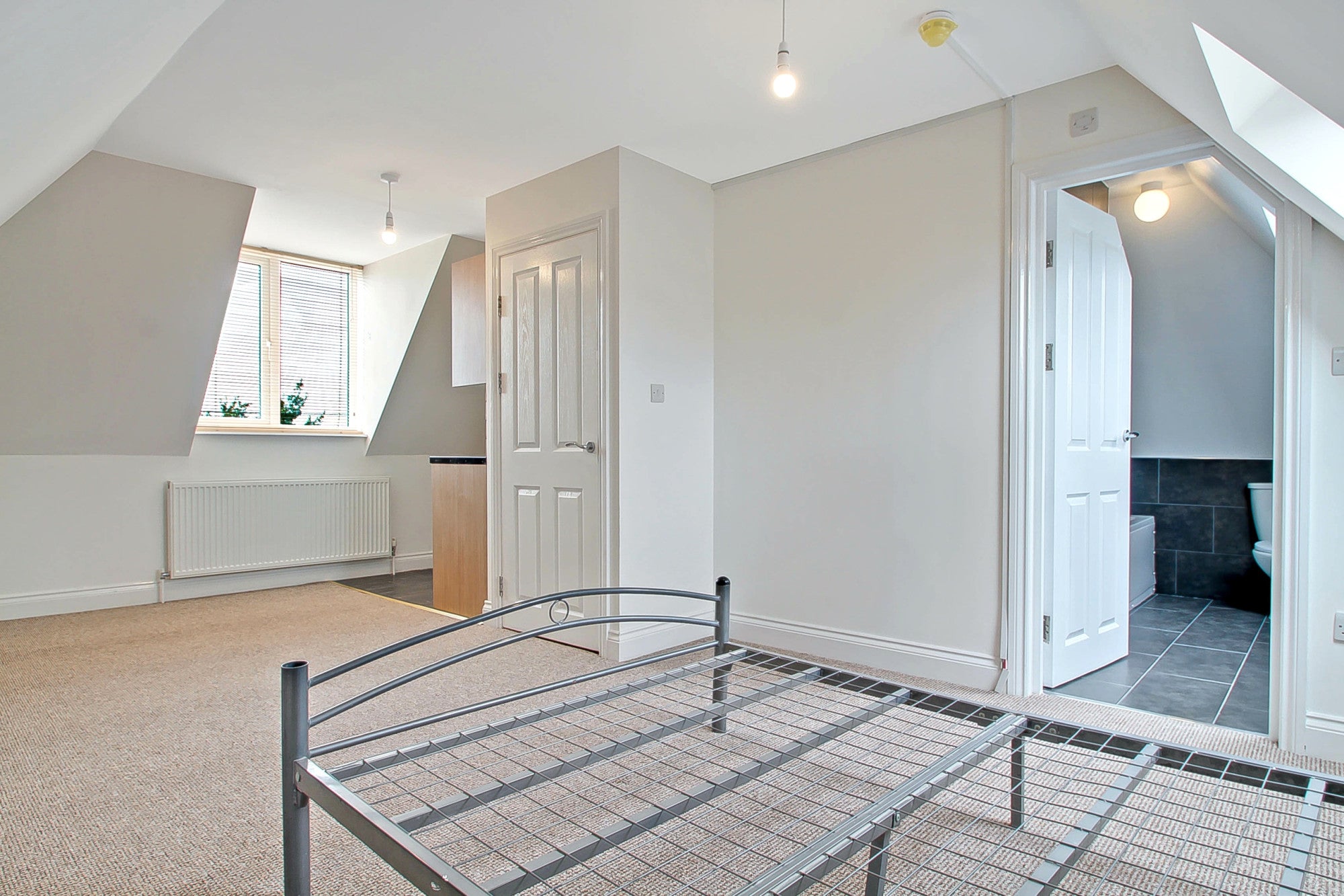 Room Ragstone Road in Slough