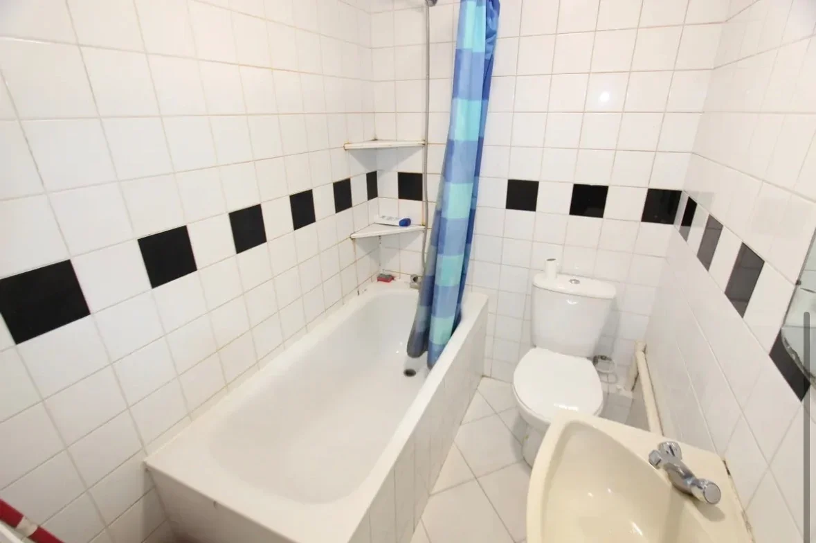 Room Friern Barnet Lane in Greater London