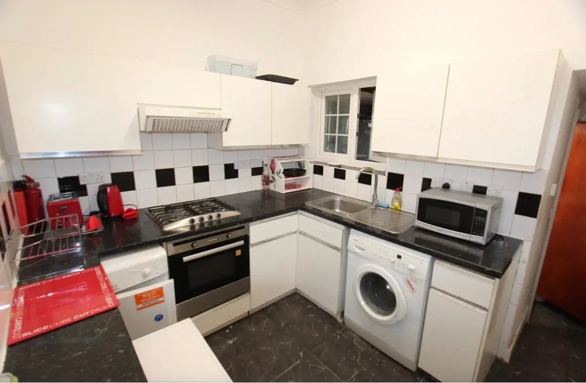 Room Friern Barnet Lane in Greater London