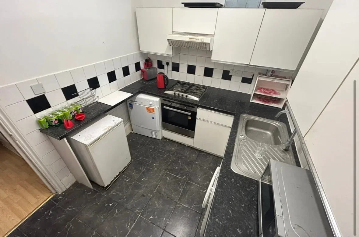 Room Friern Barnet Lane in Greater London