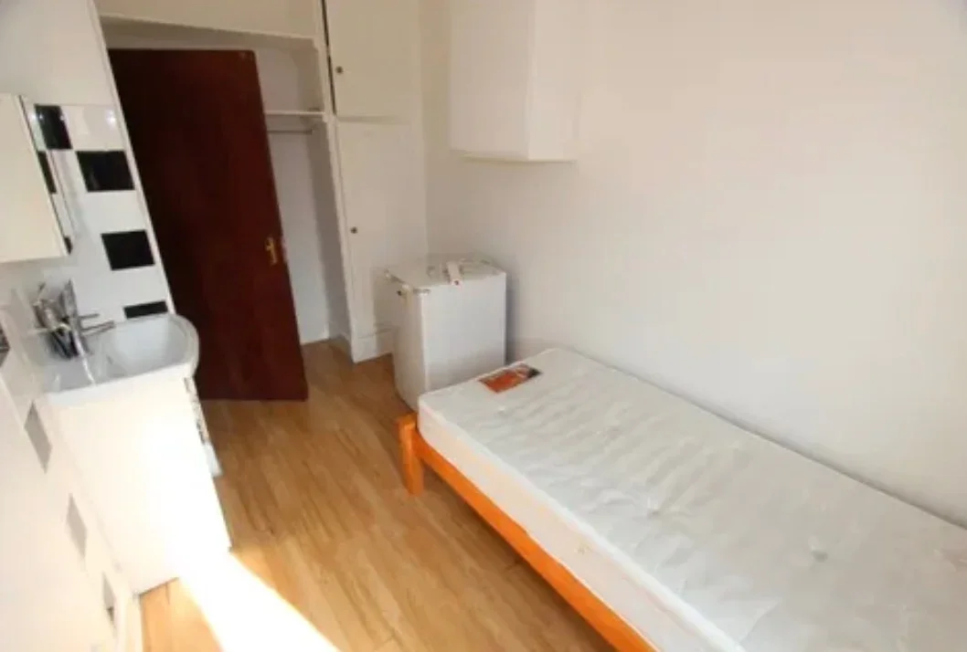 Room Friern Barnet Lane in Greater London
