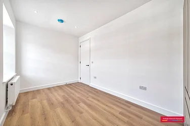 Flat Summerland Gardens in Greater London
