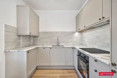 Flat Summerland Gardens in Greater London