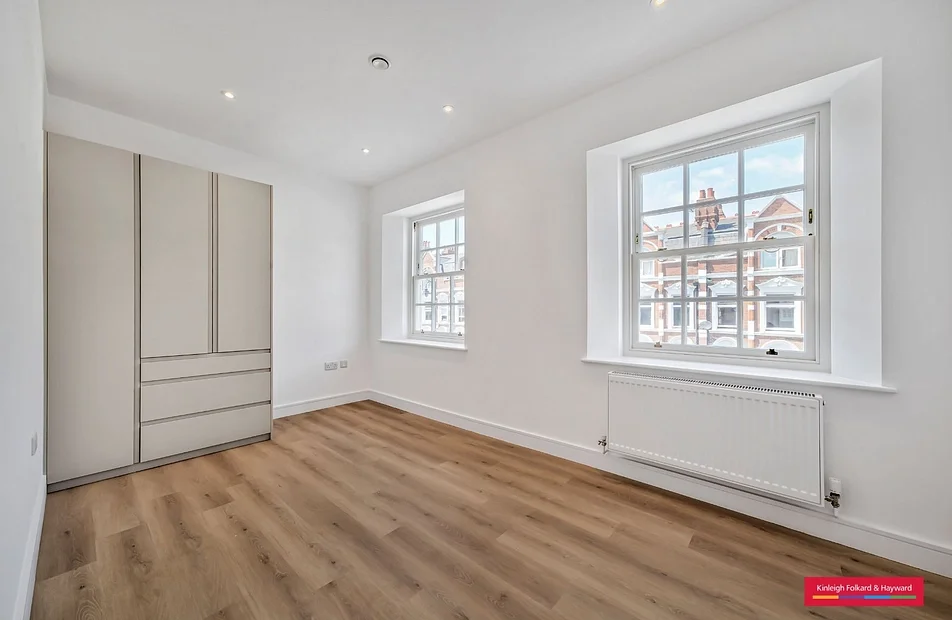 Flat Summerland Gardens in Greater London