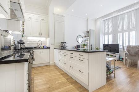 Flat Linden Gardens in Greater London
