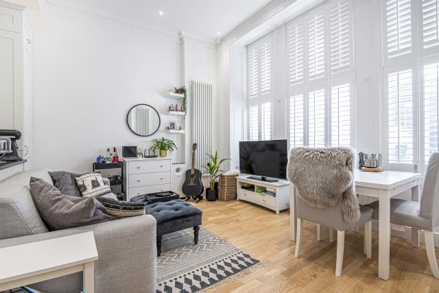 Flat Linden Gardens in Greater London