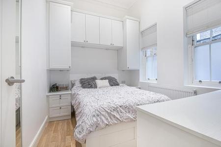 Flat Linden Gardens in Greater London