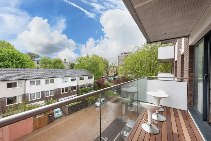 Flat Primrose Hill Road in Greater London