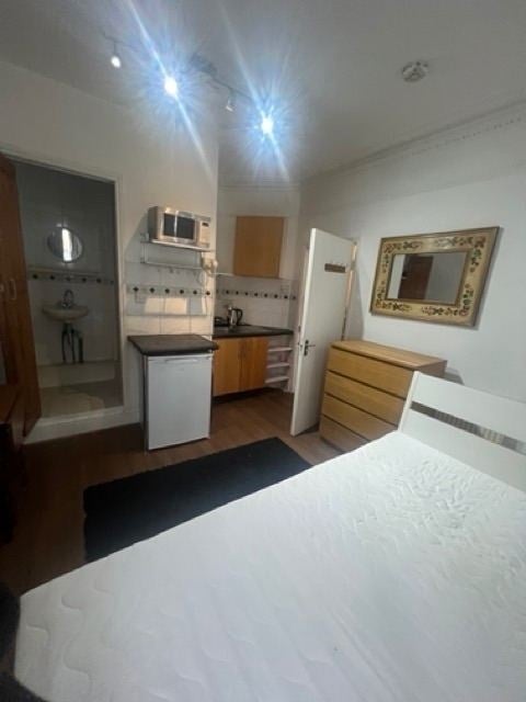 Room Mill Hill Road in Greater London