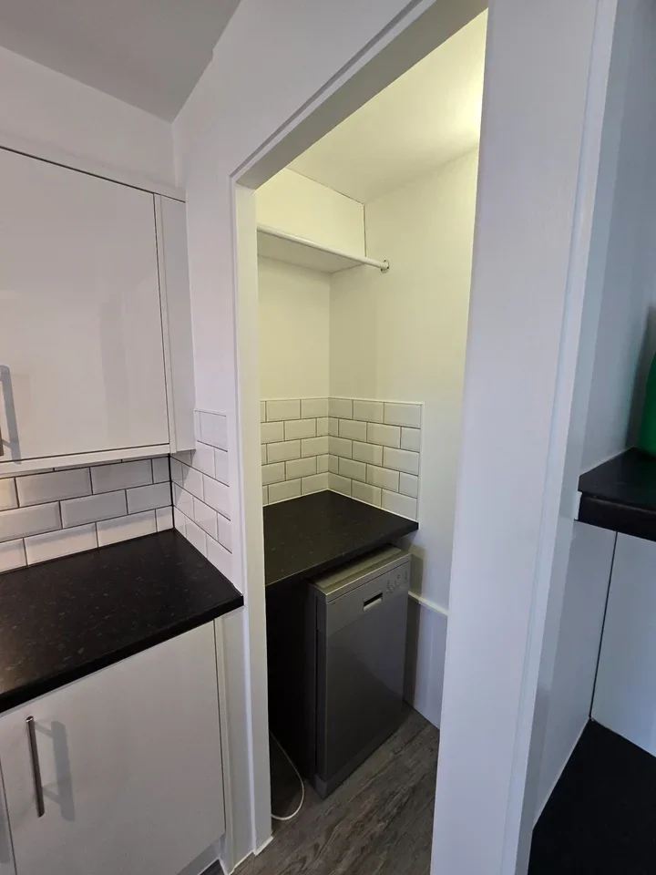 Flat Braithwaite Avenue in Greater London