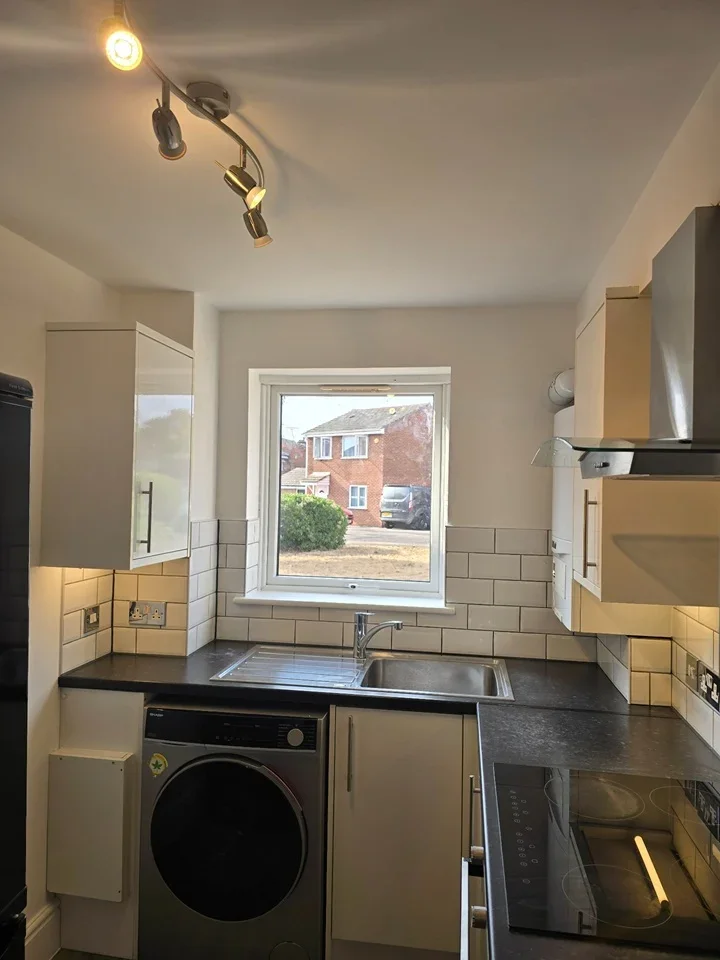 Flat Braithwaite Avenue in Greater London