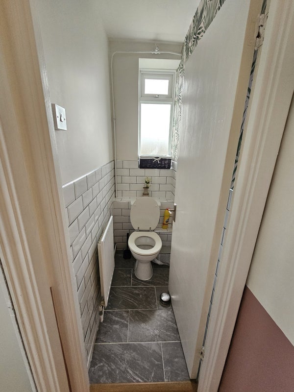 Flat Belthorn Crescent in Greater London