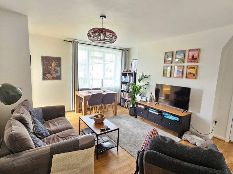 Flat Belthorn Crescent in Greater London