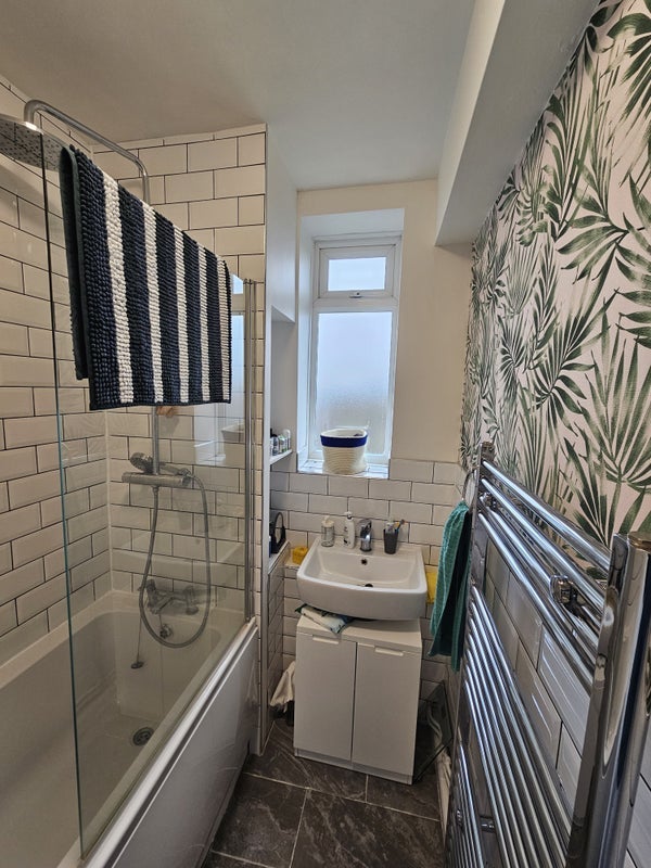 Flat Belthorn Crescent in Greater London