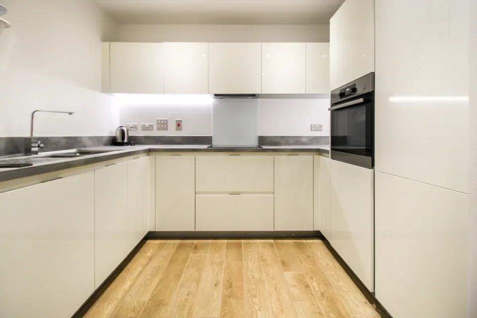 Flat Madeira Street in Greater London