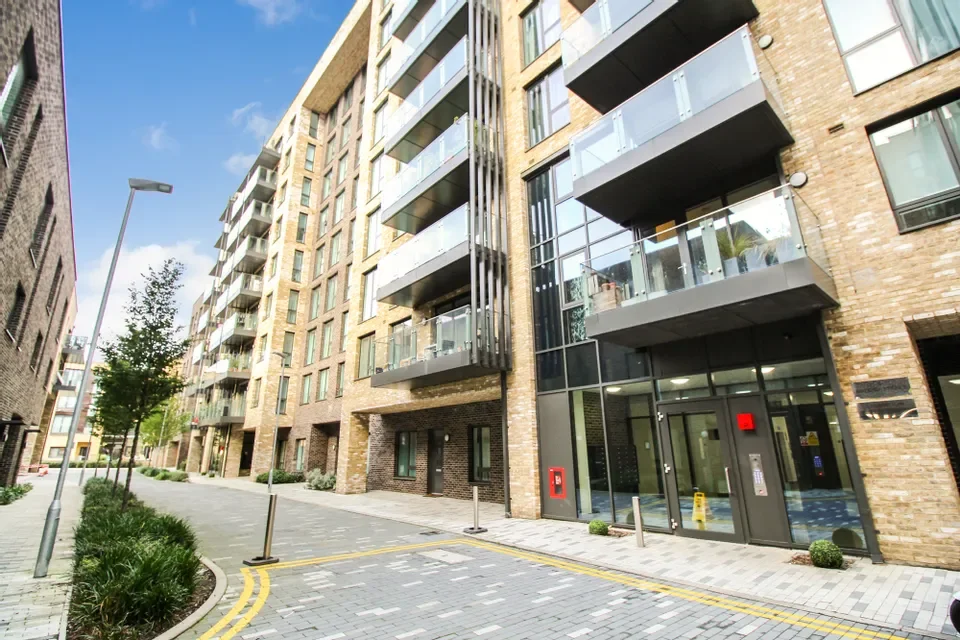 Flat Madeira Street in Greater London