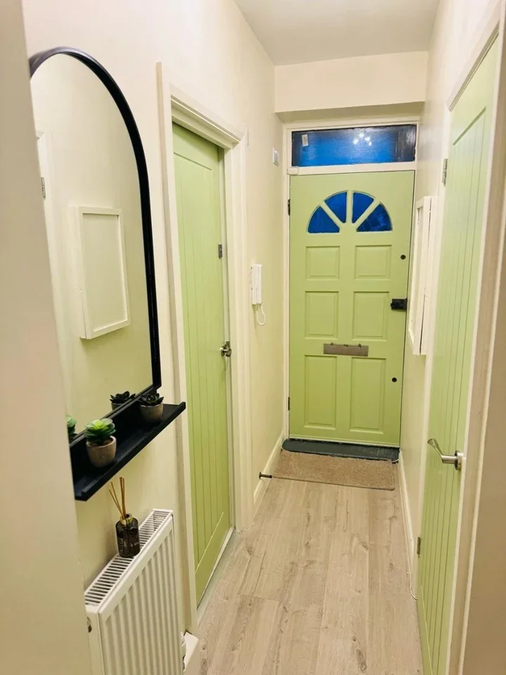 Flat Wyndham Road in Greater London