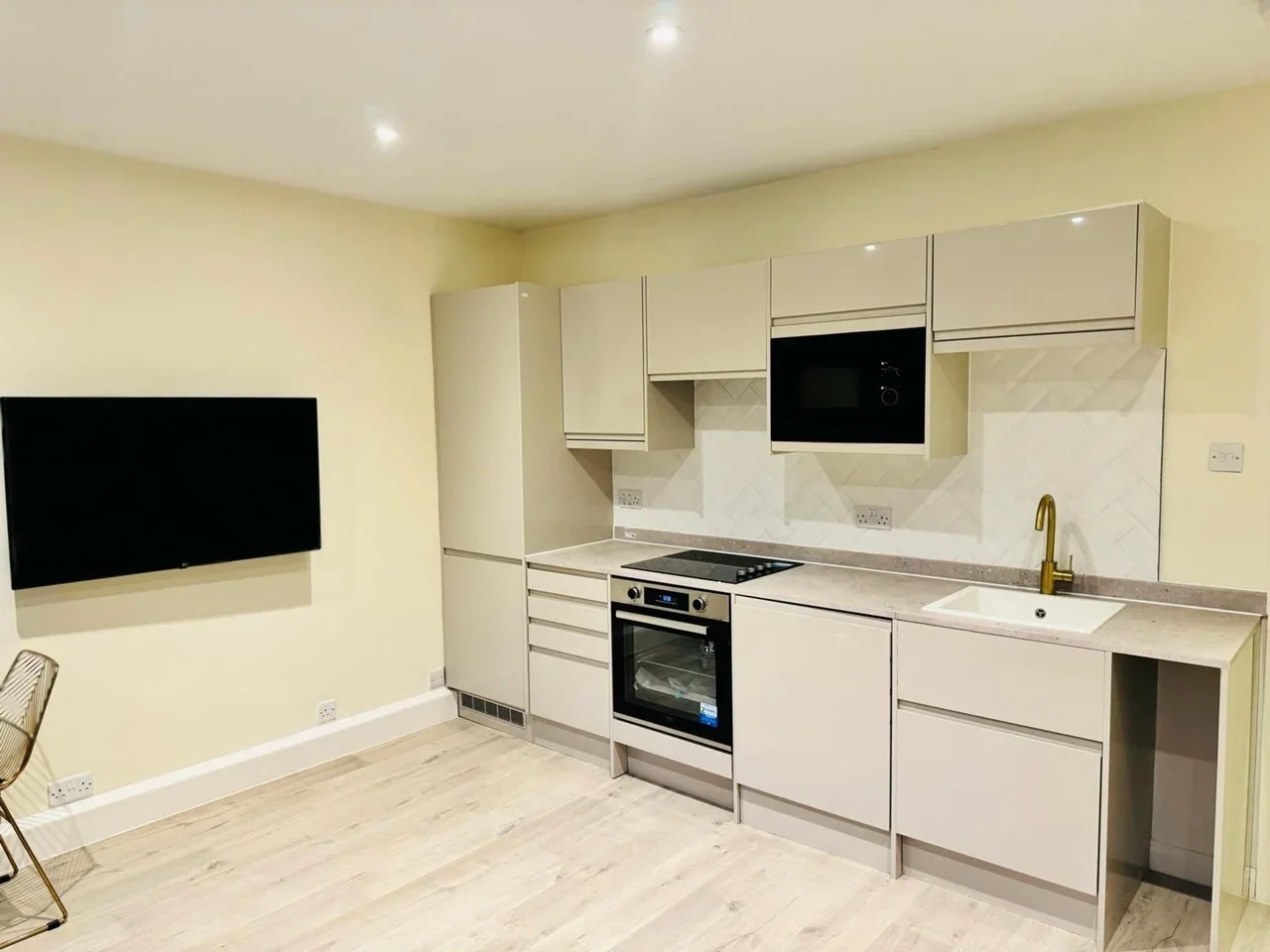 Flat Wyndham Road in Greater London