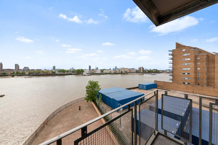 Flat Old Bellgate Place in Greater London