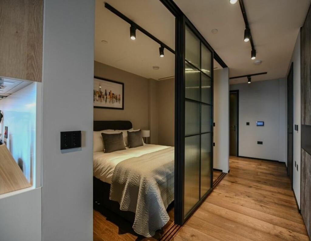 Flat Plough Yard in Greater London