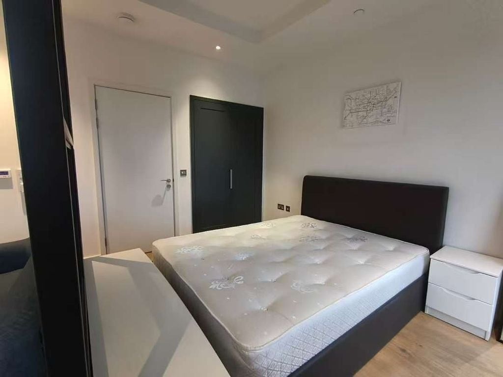 Flat Botanic Square in Greater London