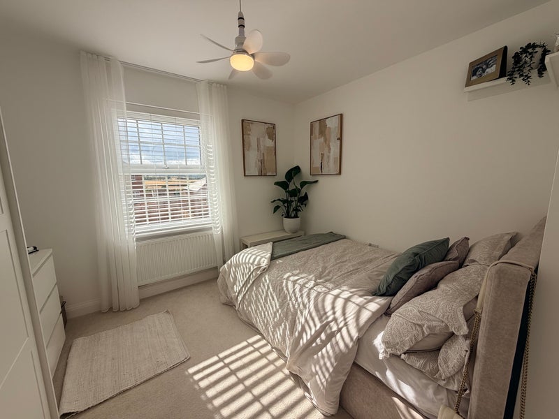 Room Bramleys Close in Charnwood