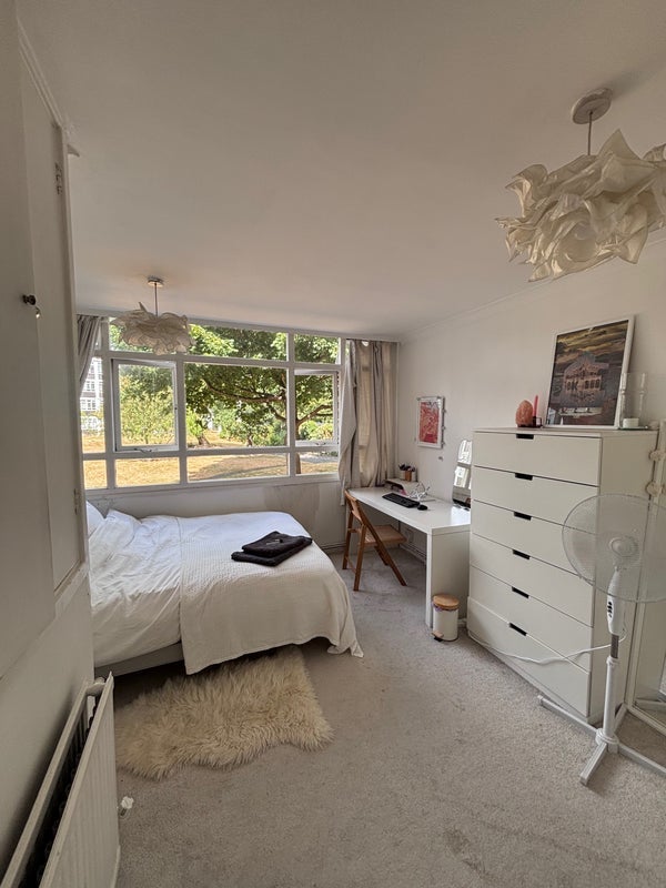 Flat Kersfield Road in Greater London
