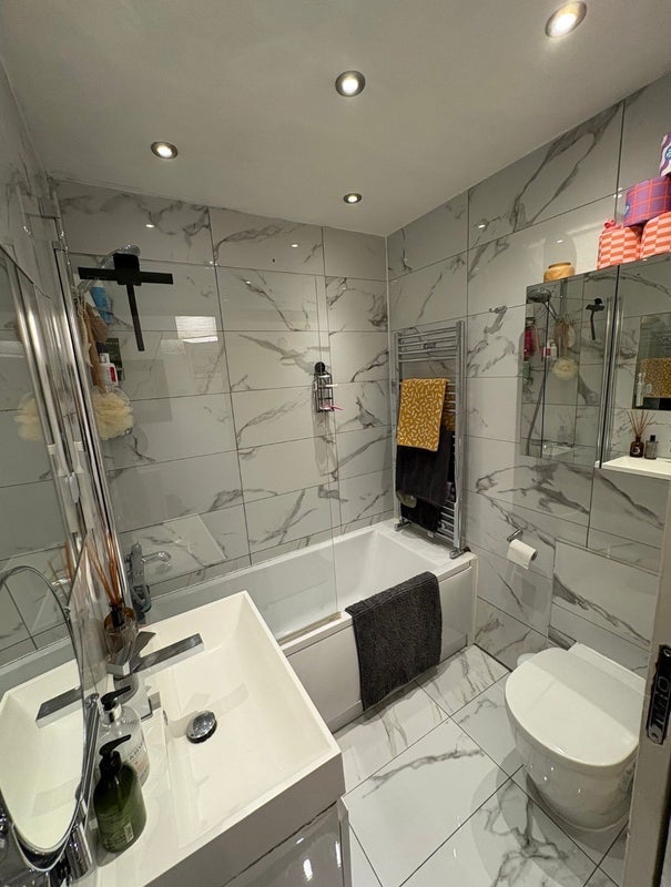 Flat Kersfield Road in Greater London
