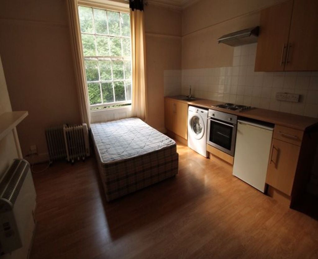 Room Victoria Road in Leeds
