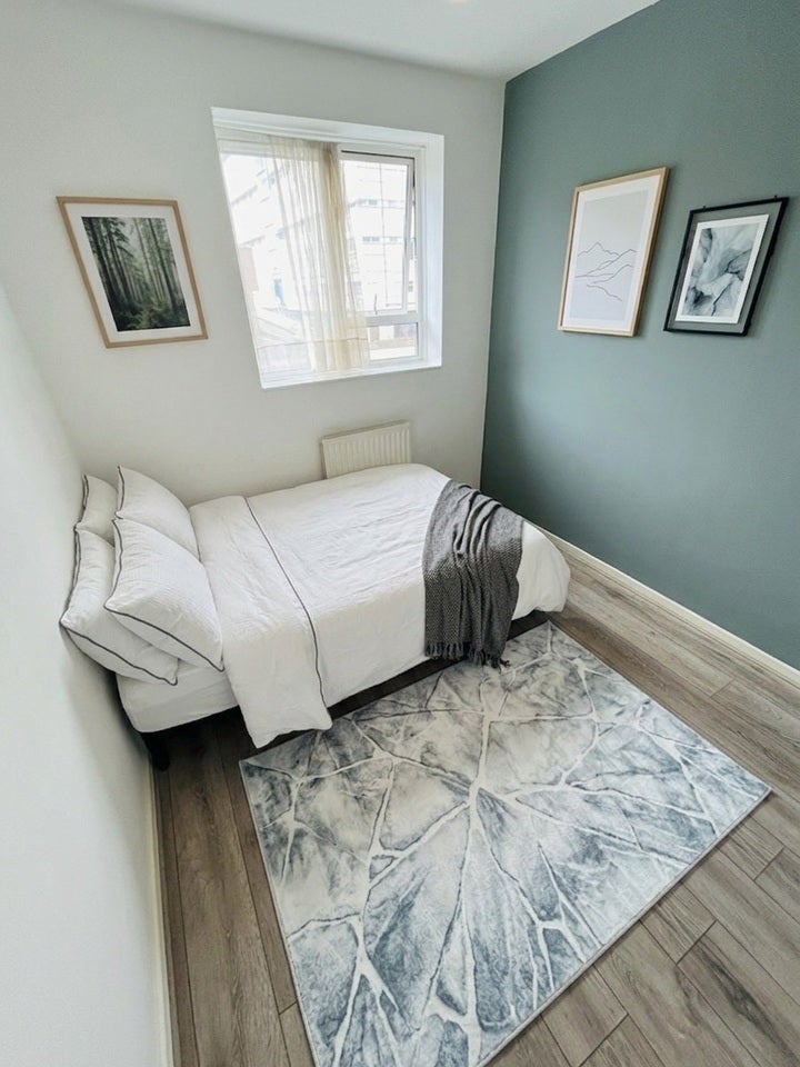 Room Camberwell Road in Greater London