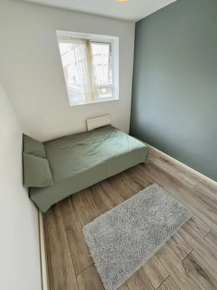 Room Camberwell Road in Greater London