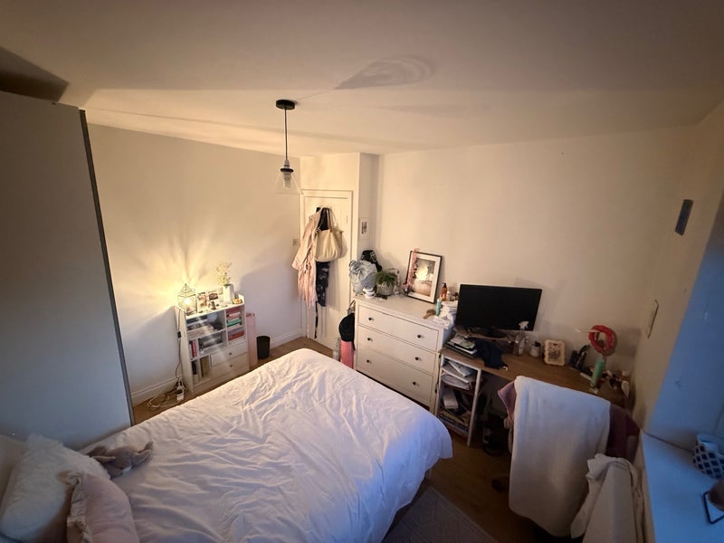 Room Saxby Road in Greater London