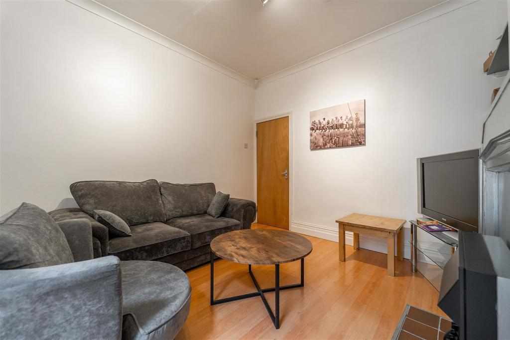 Flat Harborne Park Road in Birmingham