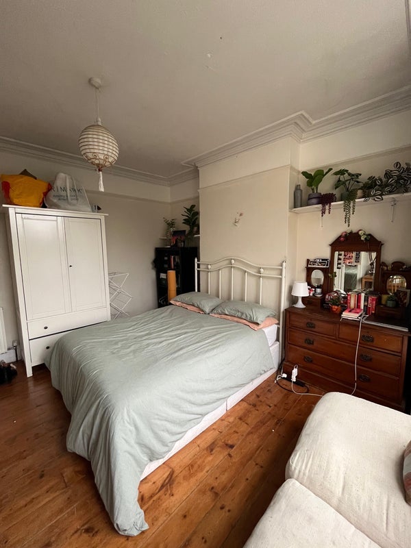 Room Downton Avenue in Greater London